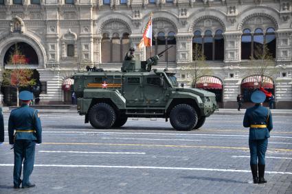 Москва. Бронеавтомобиль `Тигр-М` с БМ `Арбалет-ДМ` во время генеральной репетиции парада на Красной площади, посвященного 77-й годовщине Победы в Великой Отечественной войне.