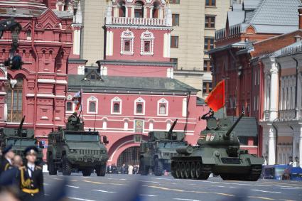 Москва. Танк Т-34-85 (справа) во время генеральной репетиции парада на Красной площади, посвященного 77-й годовщине Победы в Великой Отечественной войне.