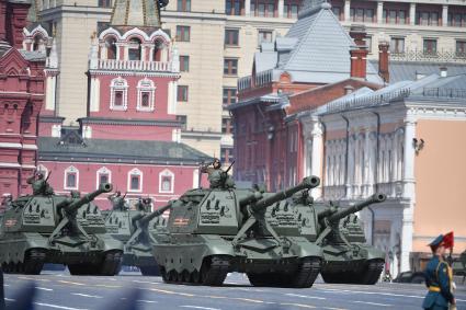 Москва. Самоходные артиллерийские установки (САУ) `Мста-СМ` во время генеральной репетиции парада на Красной площади, посвященного 77-й годовщине Победы в Великой Отечественной войне.