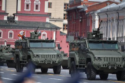 Москва. Бронеавтомобиль семейства `Тайфун` во время генеральной репетиции парада на Красной площади, посвященного 77-й годовщине Победы в Великой Отечественной войне.