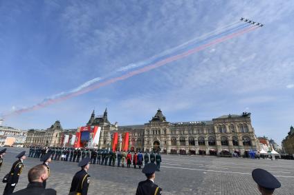 Москва. Штурмовики Су-25 во время генеральной репетиции парада на Красной площади, посвященного 77-й годовщине Победы в Великой Отечественной войне.