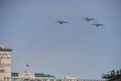 Москва. Тяжелые транспортные самолеты Ил-76МД во время генеральной репетиции парада на Красной площади, посвященного 77-й годовщине Победы в Великой Отечественной войне.