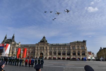 Москва. Самолет-заправщик Ил-78, стратегический бомбардировщик-ракетоносец Ту-160 и истребители-перехватчики МиГ-31БМ во время генеральной репетиции парада на Красной площади, посвященного 77-й годовщине Победы в Великой Отечественной войне.