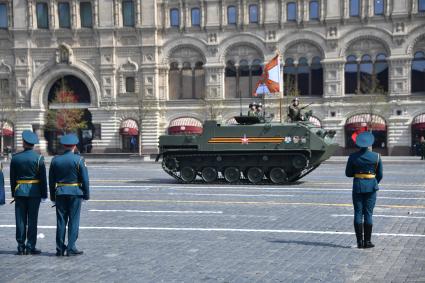 Москва. Бронетранспортер МДМ `Ракушка` во время генеральной репетиции парада на Красной площади, посвященного 77-й годовщине Победы в Великой Отечественной войне.