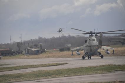 Московская область. г.Клин. Вертолеты на авиабазе Клин-5 перед началом репетиции воздушной части парада, посвященного 77-й годовщине Победы в Великой Отечественной войне.