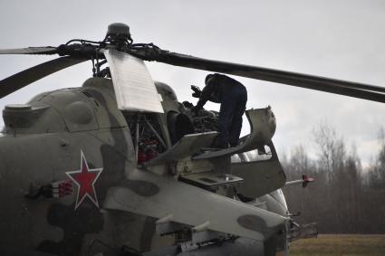 Московская область. Техническое обслуживание многоцелевого вертолета Ми-8АМТШ перед началом репетиции воздушной части парада, посвященного 77-й годовщине Победы в Великой Отечественной войне.