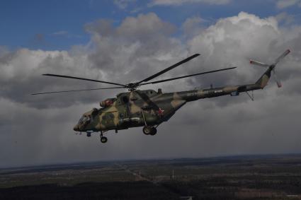 Московская область. Многоцелевой вертолет Ми-8АМТШ перед началом репетиции воздушной части парада, посвященного 77-й годовщине Победы в Великой Отечественной войне.