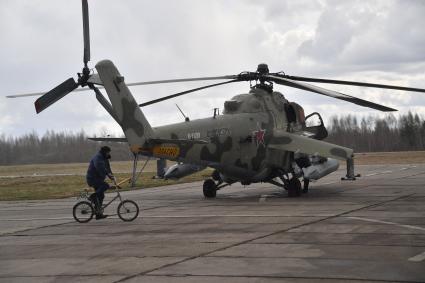 Московская область. Многоцелевой вертолет Ми-8АМТШ перед началом репетиции воздушной части парада, посвященного 77-й годовщине Победы в Великой Отечественной войне.