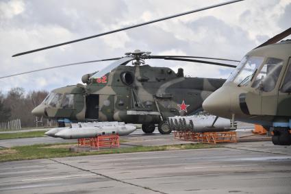 Московская область. г.Клин. Многоцелевой вертолет Ми-8АМТШ на авиабазе Клин-5 перед началом репетиции воздушной части парада, посвященного 77-й годовщине Победы в Великой Отечественной войне.