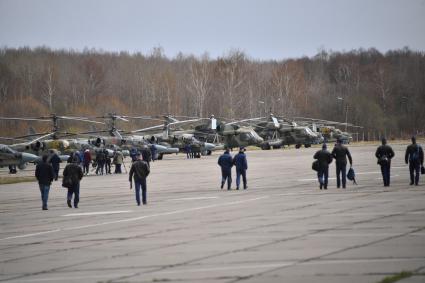 Московская область. г.Клин. Вертолеты на авиабазе Клин-5 перед началом репетиции воздушной части парада, посвященного 77-й годовщине Победы в Великой Отечественной войне.