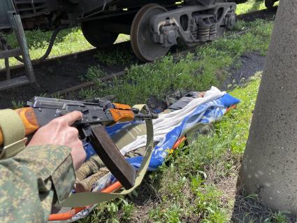 Донецкая область. г.Мариуполь. Железнодорожный узел `Азовстали`. Труп бойца украинского батальона `Азов` * на носилках. 
* - (организация запрещена в РФ)