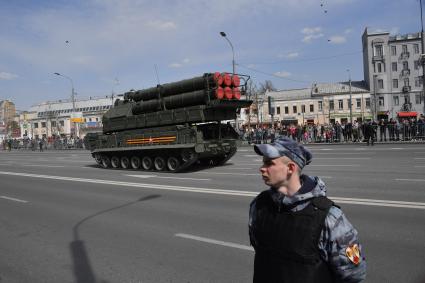 Москва.  Зенитно-ракетные комплексы (ЗРК)  Бук-М3  во время возвращения   военной техники после репетиции парада в честь 77-й годовщины Победы в Великой Отечественной войне через Таганскую площадь.