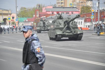 Москва. Самоходные артиллерийские установки (САУ)  Мста-С во время  возвращения военной техники после репетициипарада в честь 77-й годовщины Победы в Великой Отечественной войне через Таганскую площадь.