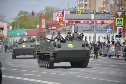 Москва. Военнослужащие на бронетранспортере БТР-МДМ  Ракушка во время возвращения военной техники после  репетиции парада в честь 77-й годовщины Победы в Великой Отечественной войне через Таганскую площадь.