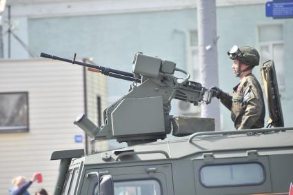 Москва.  Возвращение военной техники после репетиции парада в честь 77-й годовщины Победы в Великой Отечественной войне через Таганскую площадь.