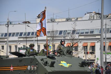 Москва. Военнослужащие на бронетранспортере БТР-МДМ Ракушка во время возвращения военной техники после репетиции парада в честь 77-й годовщины Победы в Великой Отечественной войне через Таганскую площадь.