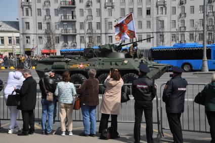 Москва.  Возвращение военной техники после  репетиции парада в честь 77-й годовщины Победы в Великой Отечественной войне через Таганскую площадь.