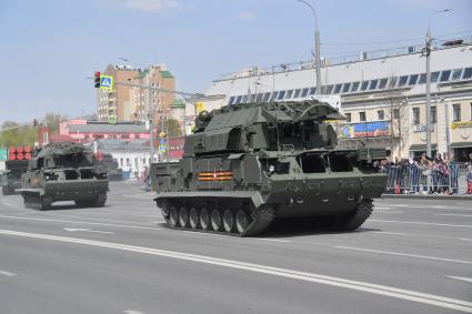 Москва. ЗРК  Тор-М2  во время  возвращения военной техники после  репетиции парада в честь 77-й годовщины Победы в Великой Отечественной войне через Таганскую площадь.