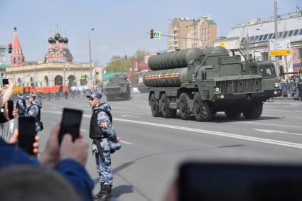 Москва.  Зенитная ракетная система (ЗРС) С-400  Триумф  во время возвращения военной техники после репетиции парада в честь 77-й годовщины Победы в Великой Отечественной войне через Таганскую площадь.