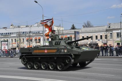 Москва. Военнослужащие на бронетранспортере БТР-МДМ  Ракушка во время   возвращения военной техники после репетиции парада в честь 77-й годовщины Победы в Великой Отечественной войне через Таганскую площадь.