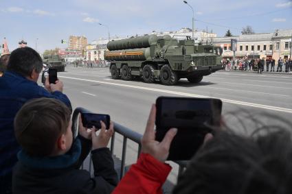 Москва.  Зенитная ракетная система (ЗРС) С-400  Триумф  во время возвращения военной техники после репетиции парада в честь 77-й годовщины Победы в Великой Отечественной войне через Таганскую площадь.