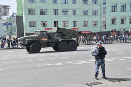 Москва. Модернизированная реактивная система залпового огня (РСЗО)  Торнадо-Г  во время   возвращения военной техники после репетиции парада в честь 77-й годовщины Победы в Великой Отечественной войне через Таганскую площадь.