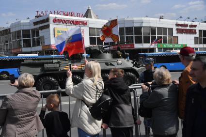 Москва.  Возвращение военной техники после  репетиции парада в честь 77-й годовщины Победы в Великой Отечественной войне через Таганскую площадь.