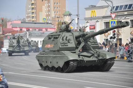 Москва. Самоходные артиллерийские установки (САУ)  Мста-С во время  возвращения военной техники после репетициипарада в честь 77-й годовщины Победы в Великой Отечественной войне через Таганскую площадь.