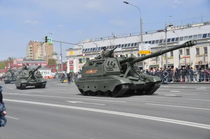 Москва. Самоходные артиллерийские установки (САУ)  Мста-С во время  возвращения военной техники после репетициипарада в честь 77-й годовщины Победы в Великой Отечественной войне через Таганскую площадь.