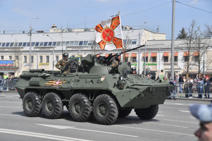 Москва.  Возвращение военной техники после репетиции парада в честь 77-й годовщины Победы в Великой Отечественной войне через Таганскую площадь.