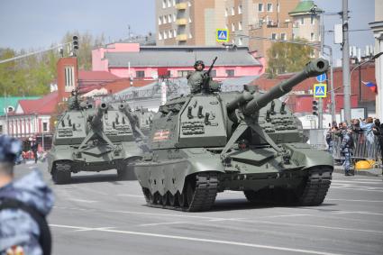 Москва. Самоходные артиллерийские установки (САУ)  Мста-С во время  возвращения военной техники после репетиции парада в честь 77-й годовщины Победы в Великой Отечественной войне через Таганскую площадь.