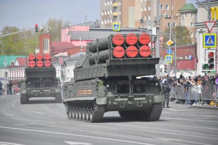 Москва.  Зенитно-ракетные комплексы (ЗРК)  Бук-М3  во время возвращения   военной техники после репетиции парада в честь 77-й годовщины Победы в Великой Отечественной войне через Таганскую площадь.