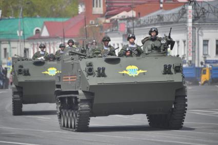 Москва. Военнослужащие на бронетранспортере БТР-МДМ  Ракушка во время возвращения военной техники после  репетиции парада в честь 77-й годовщины Победы в Великой Отечественной войне через Таганскую площадь.