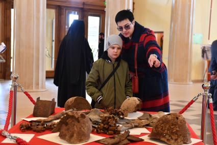 Москва. Предметы, найденные поисковыми отрядами Московской области на местах боев под г. Руза на фотовыставке `Проекты Союзного государства: от Бреста до Ржева…`, приуроченной к празднованию Дня Победы в павильоне Республики Беларусь на ВДНХ.