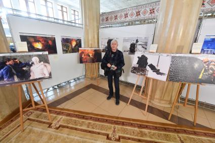 Москва. Фотокорреспондент `СОЮЗа` Роман Щербенков на фотовыставке `Проекты Союзного государства: от Бреста до Ржева…`, приуроченной к празднованию Дня Победы в павильоне Республики Беларусь на ВДНХ.