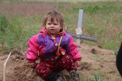 Луганская область. г.Рубежное. Маленькая Таня на могиле своего отца, убитого осколком во время обстрела города армией ВСУ.