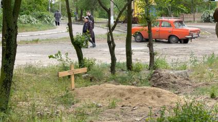 Луганская область. г.Рубежное. Могила у остановки в центре города.