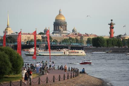 Санкт-Петербург. Вид на Исаакиевсий собор и ростральную колонну.