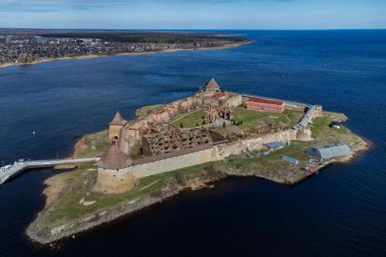 Ленинградская область. Вид на древнюю русскую крепость  Орешек  на Ореховом острове в истоке реки Невы.