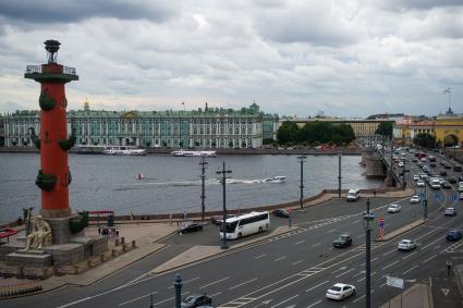 Санкт-Петербург. Вид на Зимний дворец от Стрелки Васильевского острова.