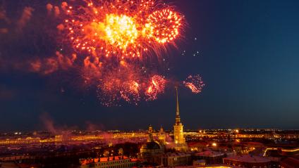 Санкт-Петербург. Салют над городом.