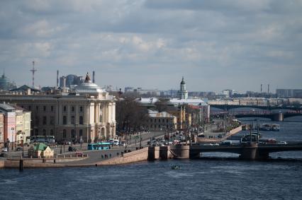 Санкт-Петербург. Вид на набережную Лейтенанта Шмидта и Благовещенский мост.