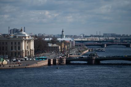 Санкт-Петербург. Вид на набережную Лейтенанта Шмидта и Благовещенский мост.