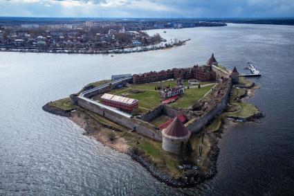 Ленинградская область. Вид на древнюю русскую крепость  Орешек  на Ореховом острове в истоке реки Невы.