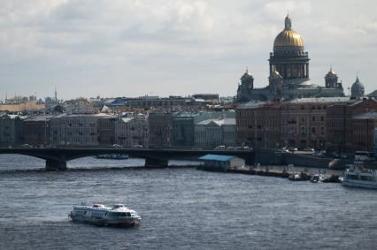 Санкт-Петербург. Вид на Исаакиевский собор и Благовещенский мост.