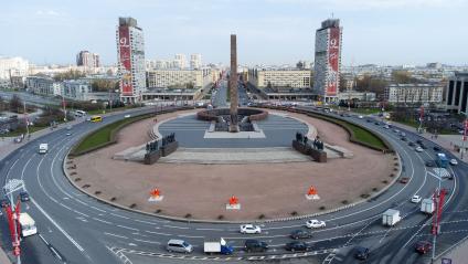 Санкт-Петербург.  Вид на площадь Победы и монумент  в  Московском районе .