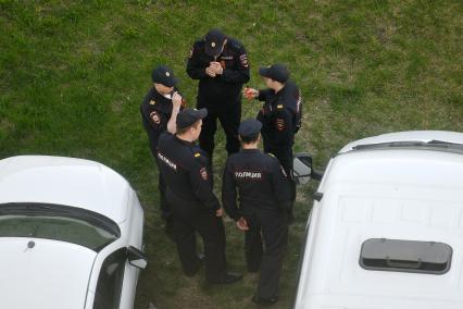 Екатеринбург. Сотрудники полиции во время массовых гуляний на праздновании 77-й годовщины дня Победы