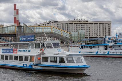 Москва. Прогулочный теплоход на Москва-реке.