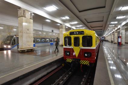 Москва. Выставка ретровагонов на станции метро `Партизанская`.