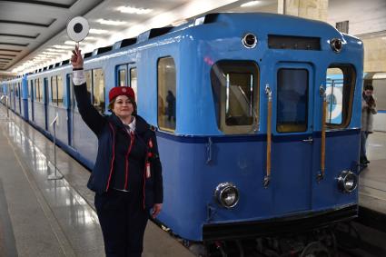 Москва. Выставка ретровагонов на станции метро `Партизанская`.